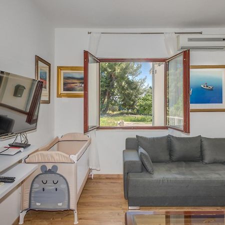 Beachfront Apartment Drazen, With Garden And Parking Сплит Екстериор снимка
