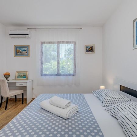 Beachfront Apartment Drazen, With Garden And Parking Сплит Екстериор снимка