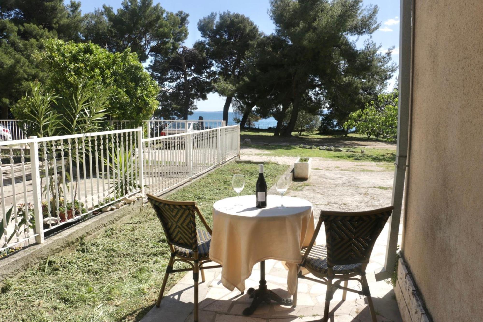 Beachfront Apartment Drazen, With Garden And Parking Сплит Екстериор снимка