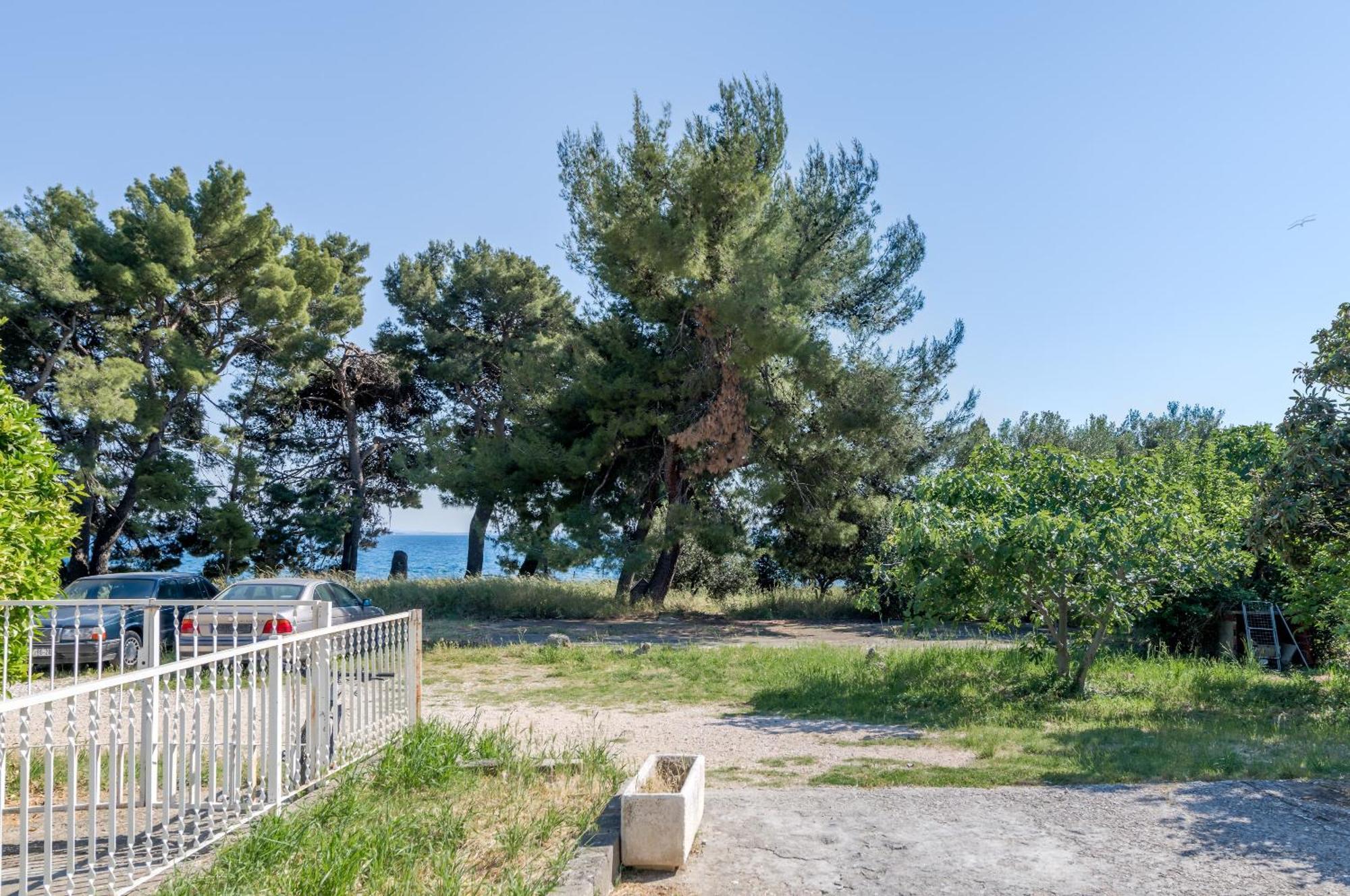 Beachfront Apartment Drazen, With Garden And Parking Сплит Екстериор снимка