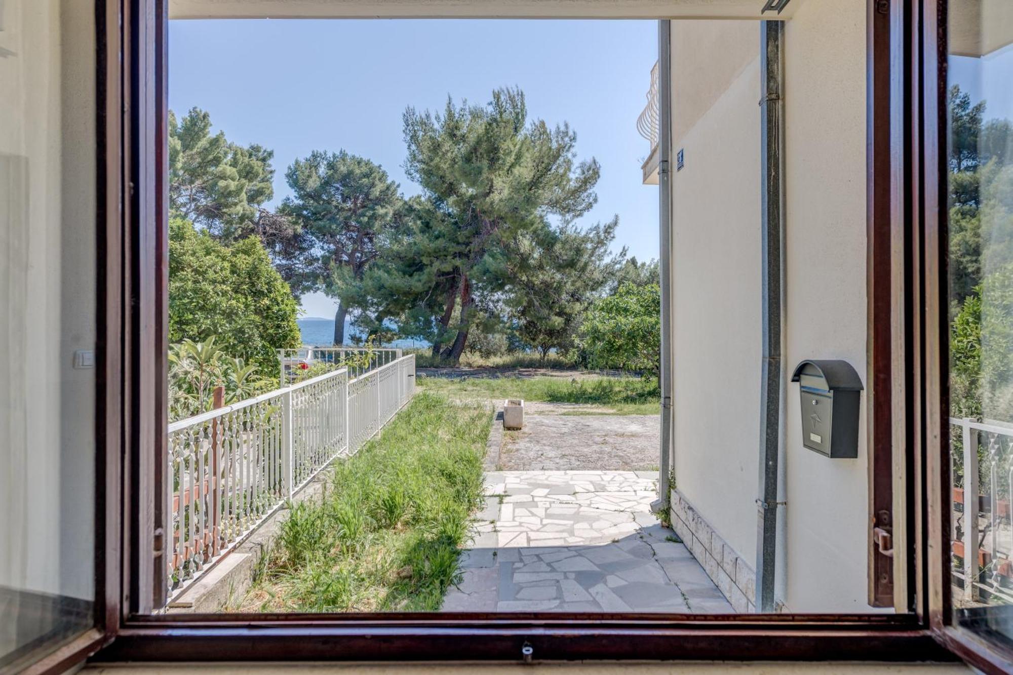 Beachfront Apartment Drazen, With Garden And Parking Сплит Екстериор снимка