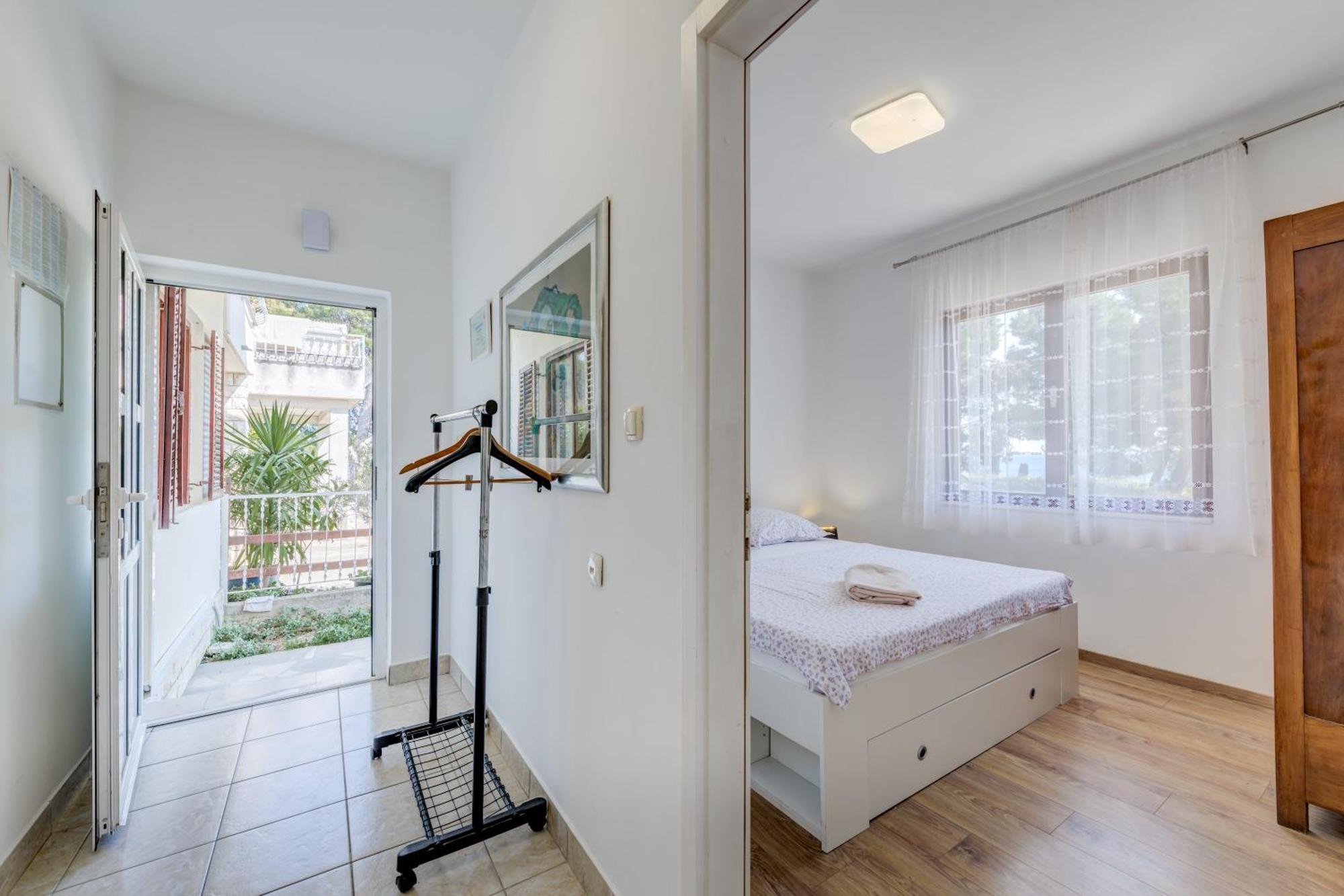 Beachfront Apartment Drazen, With Garden And Parking Сплит Екстериор снимка