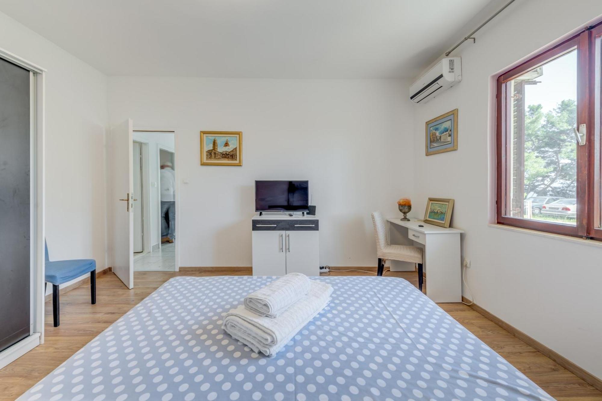 Beachfront Apartment Drazen, With Garden And Parking Сплит Екстериор снимка